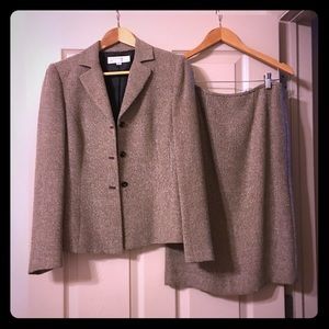 Tahari Arthur Levine size 4 herringbone suit